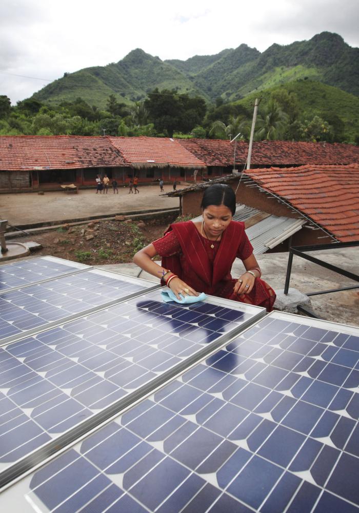Installing solar panels in India - DFID / Abbie Trayler-Smith