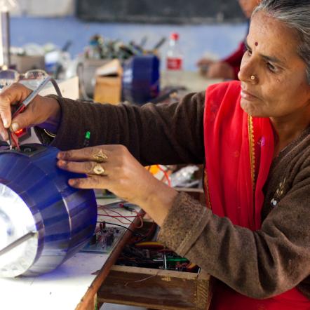 Woman repairs solar light - Gaganjit Singh / UN Women