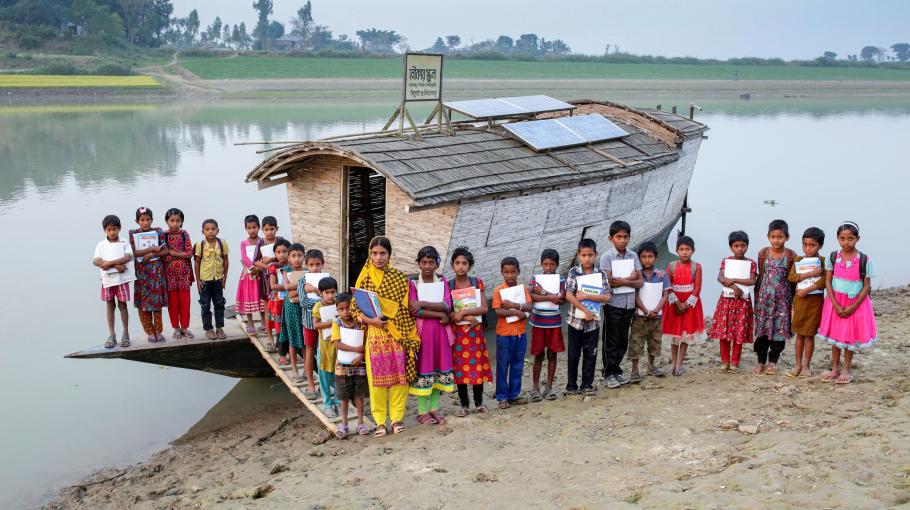 Boat school in Bangladesh - Abir Abdullah / Climate Visuals Countdown